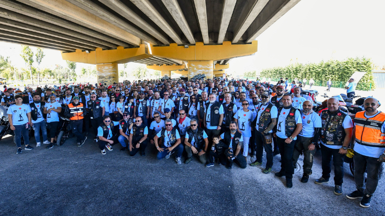 300 MOTOSİKLET TUTKUNU GAZİLER İÇİN TURLADI