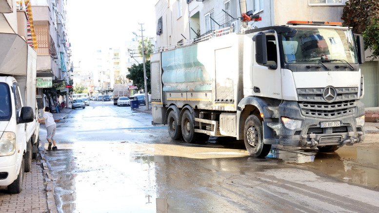 AKDENİZ BELEDİYESİ EKİPLERİ VATANDAŞLARIN YARDIMINA KOŞTU - TÜRKİYE - İnternetin Ajansı