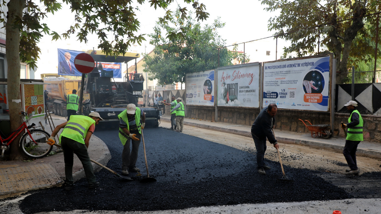 AKDENİZ’DE,  ÖMRÜNÜ TAMAMLAYAN PARKE TAŞLARININ YERİNİ SICAK ASFALT ALDI - TÜRKİYE - İnternetin Ajansı