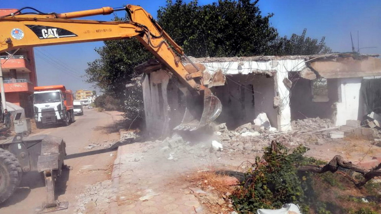 AKDENİZ’DE  VATANDAŞLARIN CAN VE MAL GÜVENLİĞİNİ TEHDİT EDEN METRUK BİNALARIN YIKIMI  SÜRÜYOR - TÜRKİYE - İnternetin Ajansı