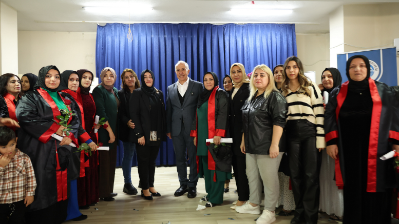 AKDENİZLİ KADINLAR CÜBBE GİYİP KEP ATARAK MEZUNİYETLERİNİ KUTLADI - TÜRKİYE - İnternetin Ajansı