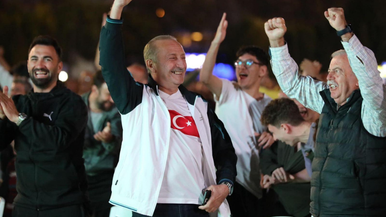 BAŞKAN ATABAY MİLLİ MAÇI VATANDAŞLARLA BİRLİKTE İZLEDİ - TÜRKİYE - İnternetin Ajansı