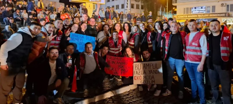 BERGAMA’DA GENÇLERDEN DEMOKRASİ NÖBETİ: “YA HEP BERABER OLACAĞIZ, YA HİÇBİRİMİZ” - GÜNDEM - İnternetin Ajansı