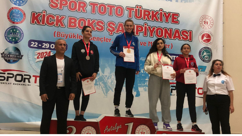 Büyükşehir’in kick bokscuları  Antalya’da rüzgâr olup esti - TÜRKİYE - İnternetin Ajansı