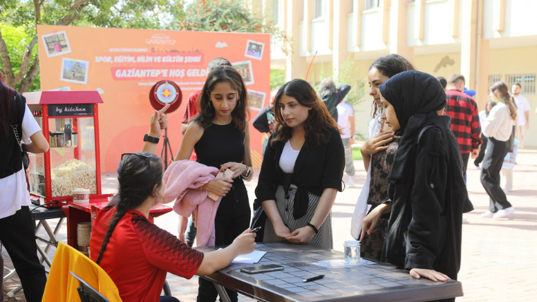 BÜYÜKŞEHİR;İN STANDI ÜNİVERSİTE ÖĞRENCİLERİNDEN YOĞUN İLGİ GÖRÜYOR - TÜRKİYE - İnternetin Ajansı