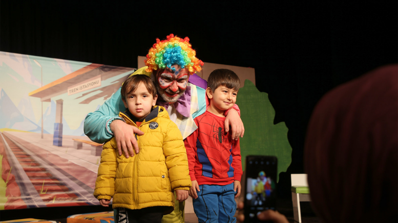 “İki Bavul Dolusu Hapşu ile  Turşu” AKM’de kahkahayla geçti - TÜRKİYE - İnternetin Ajansı