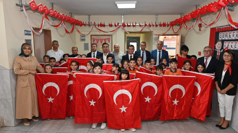 Kepez’den 60 bin öğrenciye 60 bin Türk bayrağı - TÜRKİYE - İnternetin Ajansı