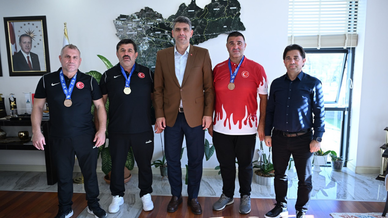 KOCAMAN VETERAN GÜREŞÇİLERİNİ KABUL ETTİ - TÜRKİYE - İnternetin Ajansı