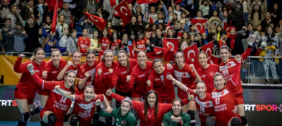 Mercedes-Benz Türk, Hentbol Milli Takımları’nın resmi ulaşım sponsoru olmayı sürdürecek