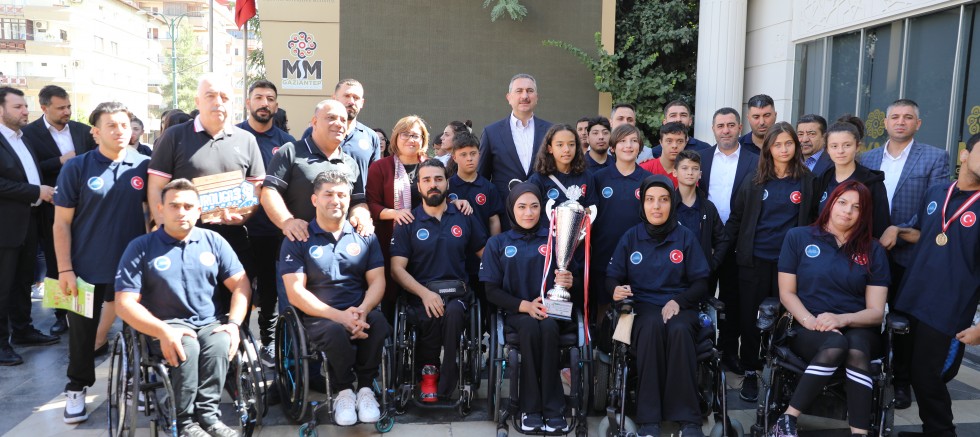 ŞAMPİYON BAŞKAN ŞEHRİN ŞAMPİYONLARIYLA BULUŞTU