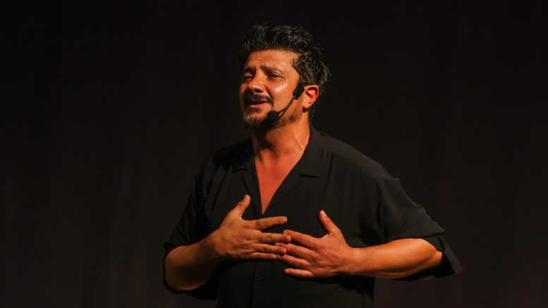 SANATÇI KÜRŞAT, TÜRKÜ TİYATROSUYLA GAZİ ŞEHİRLİLERLE BULUŞTU - TÜRKİYE - İnternetin Ajansı