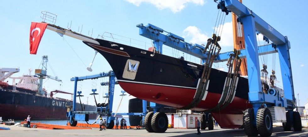 Türkiye’nin en lüks yelkenlisi “Sallyna” su ile buluştu